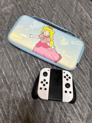 Nintendo Switch con funda azul y roja