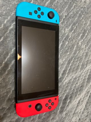 Nintendo Switch con funda azul y roja