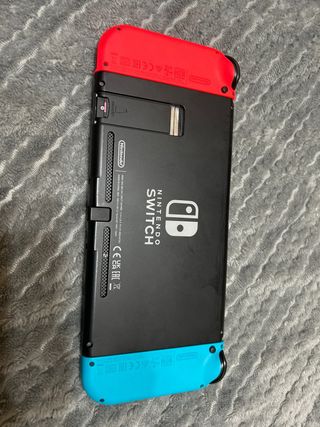 Nintendo Switch con funda azul y roja