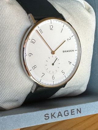 Reloj Skagen blanco y plateado, correa negra piel