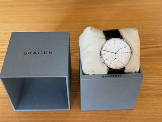Reloj Skagen blanco y plateado, correa negra piel
