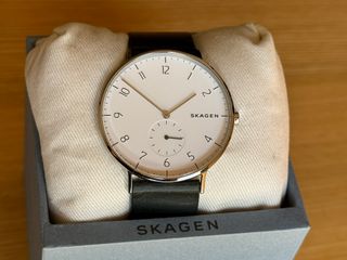 Reloj Skagen blanco y plateado, correa negra piel