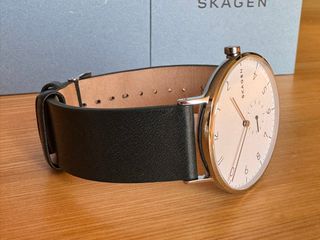 Reloj Skagen blanco y plateado, correa negra piel