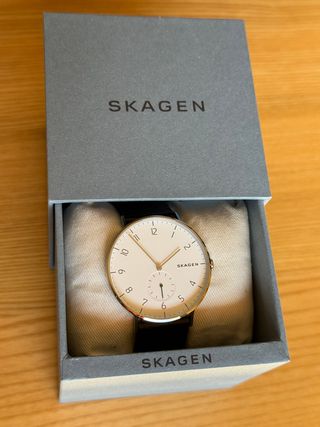 Reloj Skagen blanco y plateado, correa negra piel