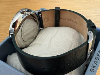 Reloj Skagen blanco y plateado, correa negra piel
