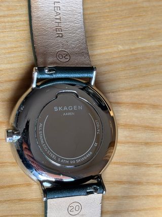 Reloj Skagen blanco y plateado, correa negra piel