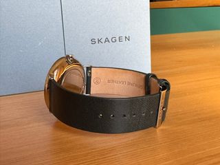 Reloj Skagen blanco y plateado, correa negra piel
