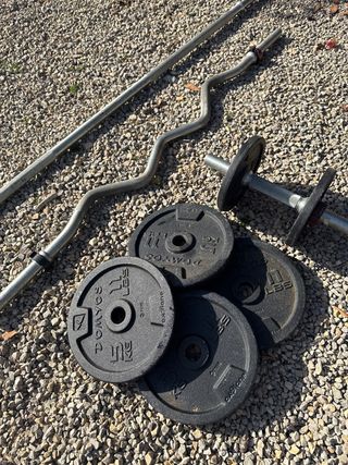 Barra de gimnasio y discos