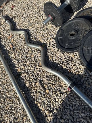 Barra de gimnasio y discos