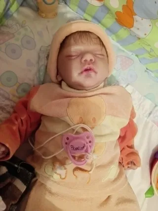 Bebé Reborn realista con chupete