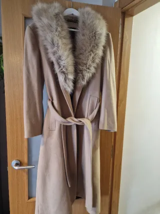 Abrigo Zara con cuello de pelo