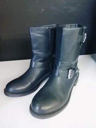 Botas Moteras Negras con Hebillas Zara