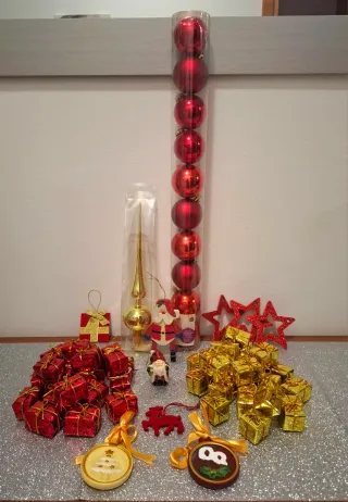 Palline e decorazioni di Natale rosse e oro
