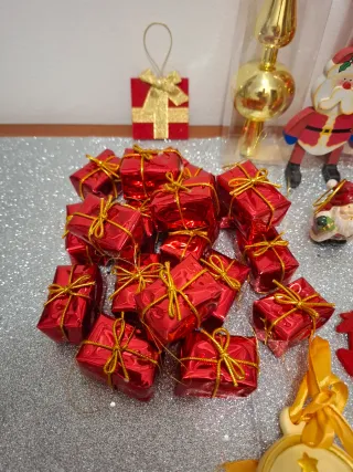 Palline e decorazioni di Natale rosse e oro