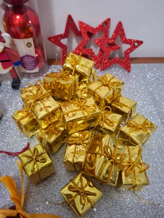 Palline e decorazioni di Natale rosse e oro