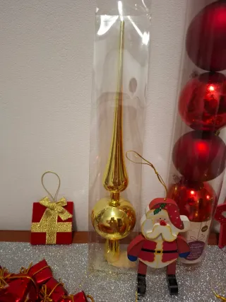 Palline e decorazioni di Natale rosse e oro