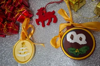 Palline e decorazioni di Natale rosse e oro