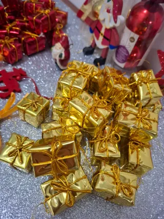 Palline e decorazioni di Natale rosse e oro