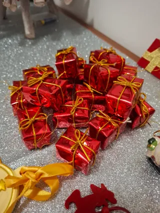 Palline e decorazioni di Natale rosse e oro