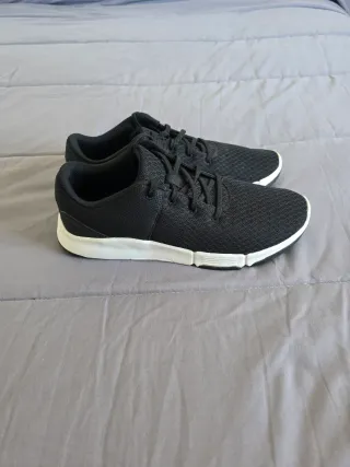 Zapatillas unisex negras y blancas