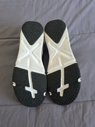 Zapatillas unisex negras y blancas