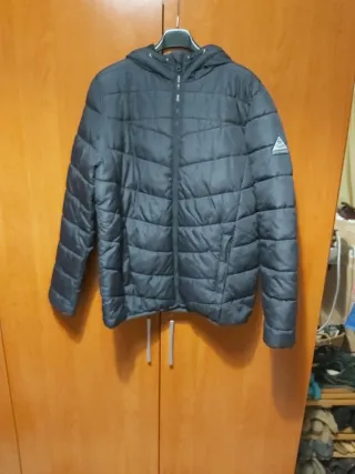 Abrigo negro acolchado con capucha