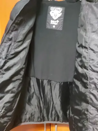 Abrigo negro acolchado con capucha