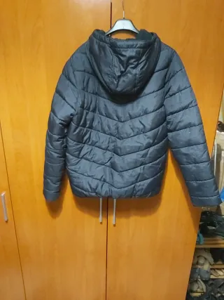 Abrigo negro acolchado con capucha