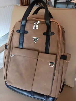 Mochila Guess Elegante Marrón y Negra