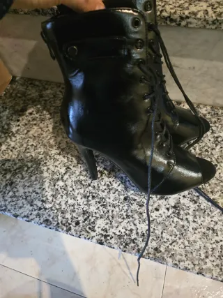 Botines de mujer negros con cordones