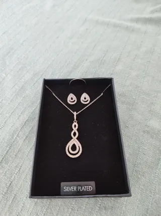 Conjunto de pendientes y collar