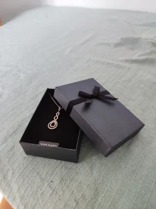 Conjunto de pendientes y collar