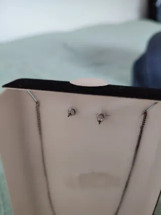 Conjunto de pendientes y collar