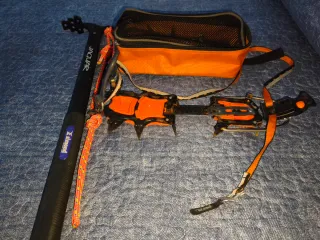 Piolet da traversata Simond e ramponi Petzl