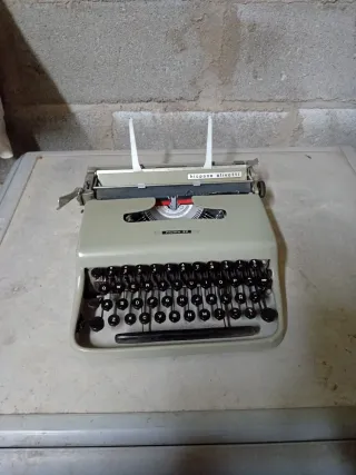 Máquina de escribir Hispano Olivetti Pluma 22