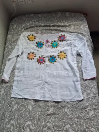 Blusa blanca bordada flores