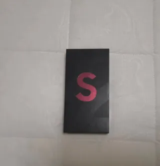 Samsung Galaxy S22 Ultra con scatola