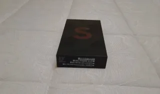 Samsung Galaxy S22 Ultra con scatola