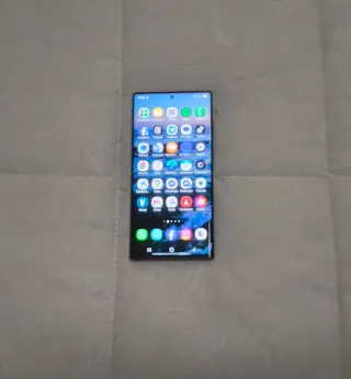 Samsung Galaxy S22 Ultra con scatola