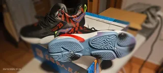 Zapatillas de baloncesto negras y rojas