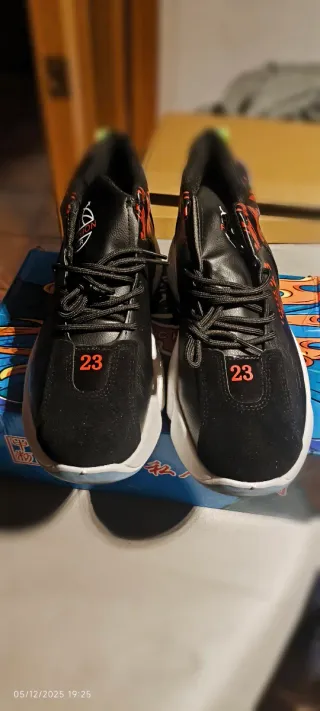 Zapatillas de baloncesto negras y rojas