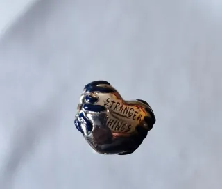 Charm Corazón Stranger Things Azul y Plata