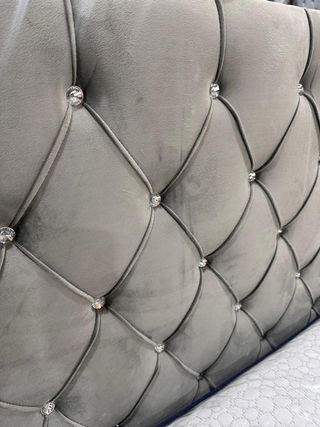 Cama tapizada con cabecero gris