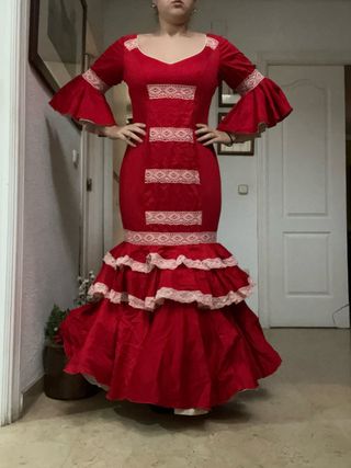 Traje Flamenca Rojo con Encajes