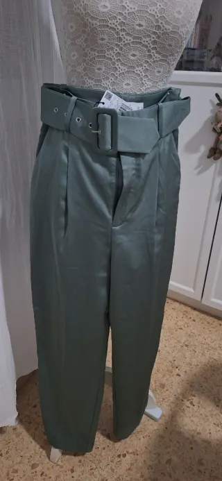 Pantalón verde con cinturón