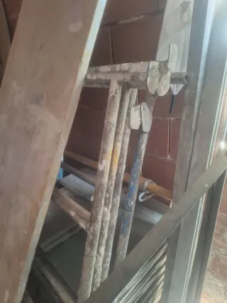 Andamios de hierro y tabla