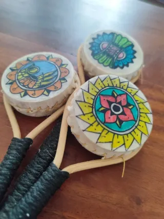 Sonajero artesanal con diseño floral