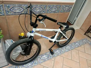 Bicicleta BMX Blanca marca JL wenti