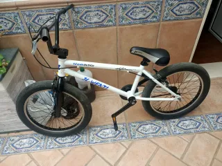 Bicicleta BMX Blanca marca JL wenti