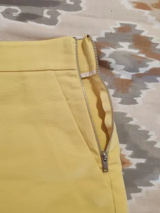 Pantalón corto vestir amarillo Zara